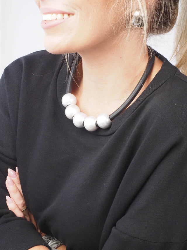 Colar moderno e feminino: a peça perfeita para mulheres jovens