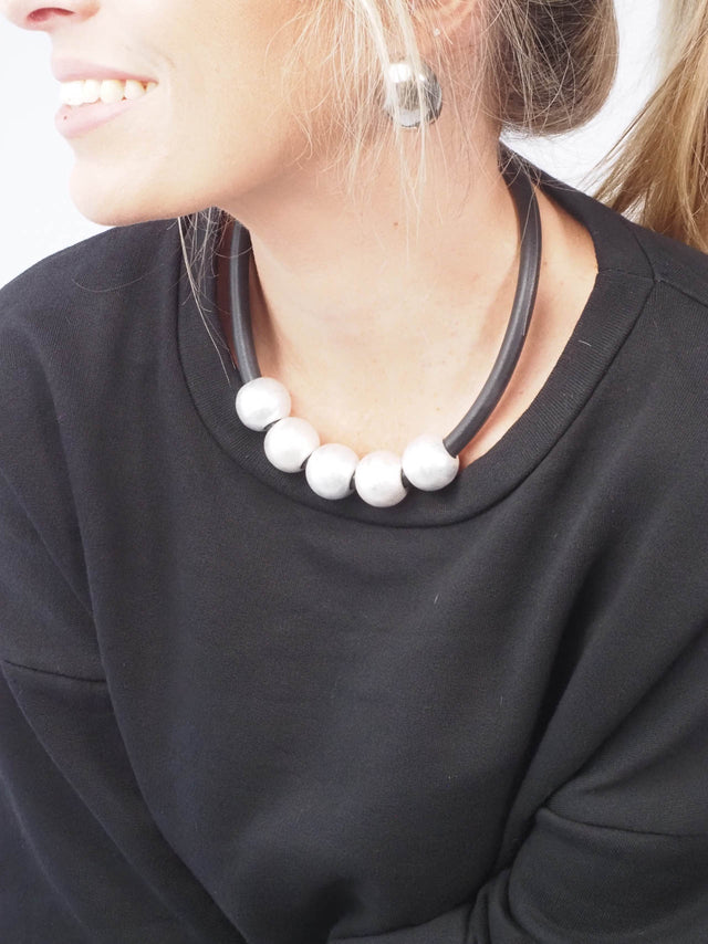 Colar com fecho de íman para mulheres que valorizam a praticidade e o estilo