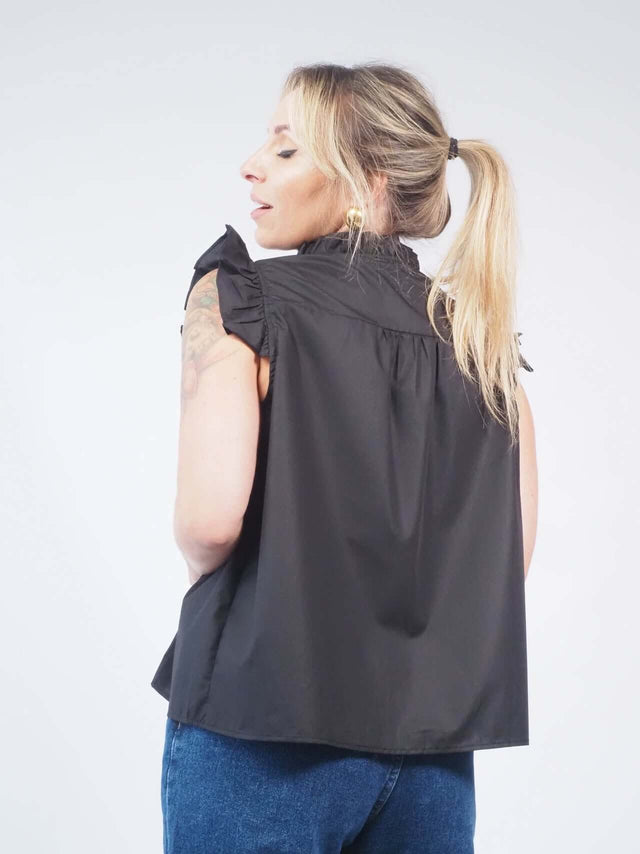 A blusa está disponível para compra online na loja Black Peach.