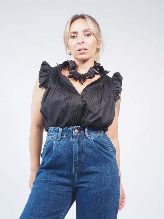 Descubra a blusa de manga cava com babado: uma tendência moderna e elegante