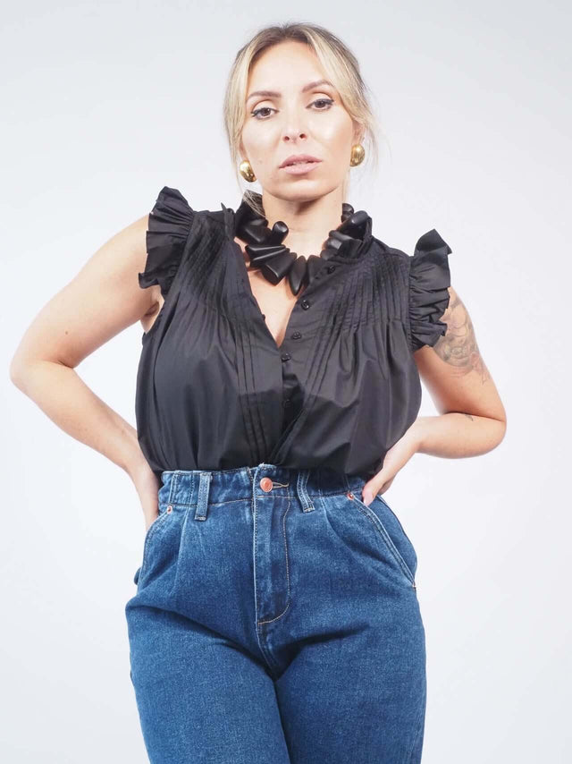 É uma peça moderna e confortável, ideal para criar diferentes looks.