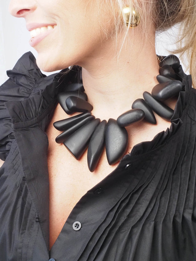 Adicione um toque de estilo com este colar elegante e versátil.