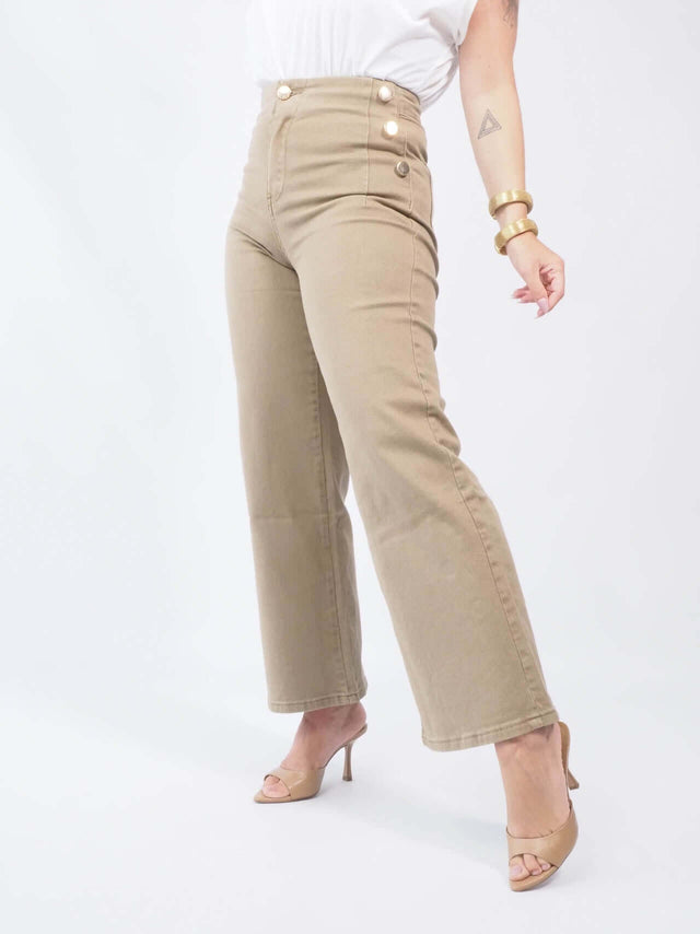 Descubra as calças perfeitas para realçar sua silhueta feminina.