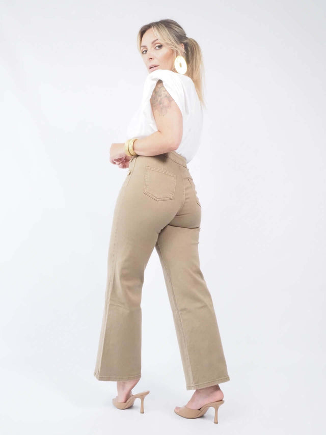 Adicione um toque de sofisticação ao seu guarda-roupa com essas calças.