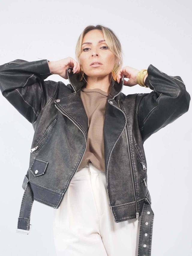 Pode ser facilmente combinado com diferentes peças e acessórios para criar looks para diversas ocasiões.