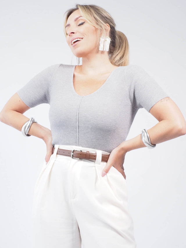 O decote em bico das t-shirts mulher valoriza o colo feminino, trazendo um toque de sensualidade e estilo