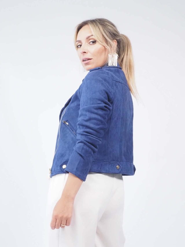 Pode ser combinado com vestidos ou calças para criar looks incríveis.