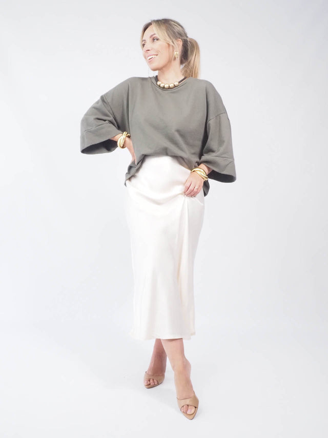Saia midi de cetim: Conforto e estilo para todas as ocasiões
