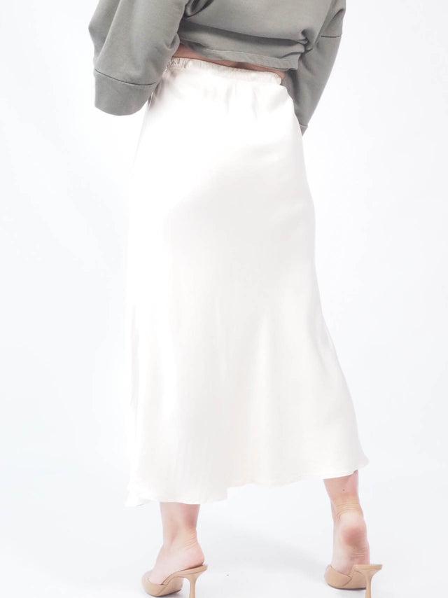 Saia de cetim midi: Maciez e brilho para um visual elegante e feminino
