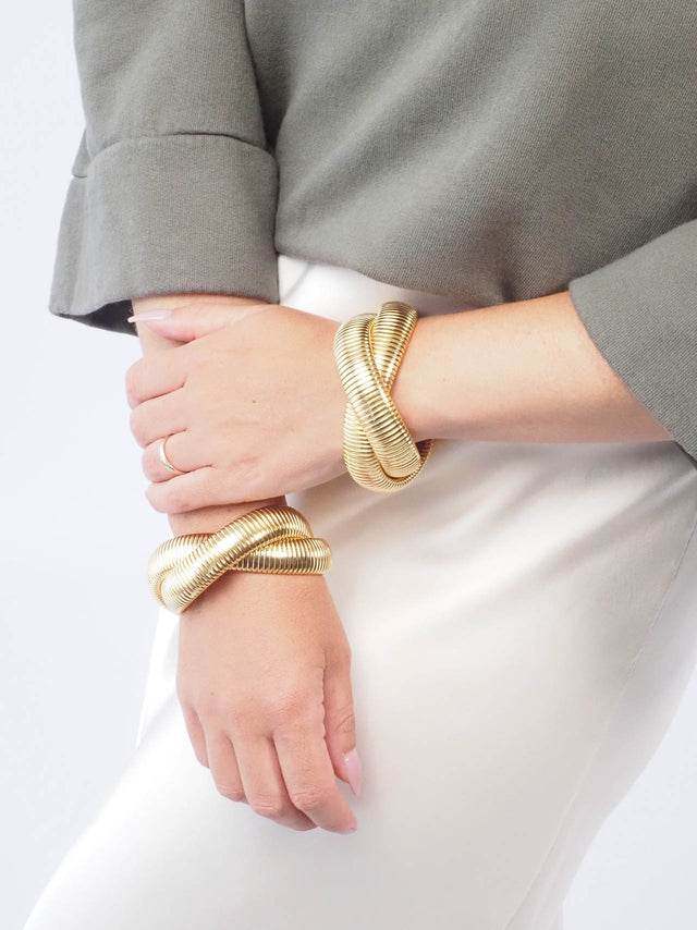 Dicas para combinar pulseiras e braceletes no seu look