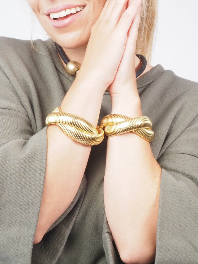 Pulseiras e Braceletes: As peças versáteis que nunca saem de moda