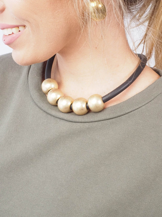 Colar feminino com fecho de íman - o acessório perfeito para mulheres modernas