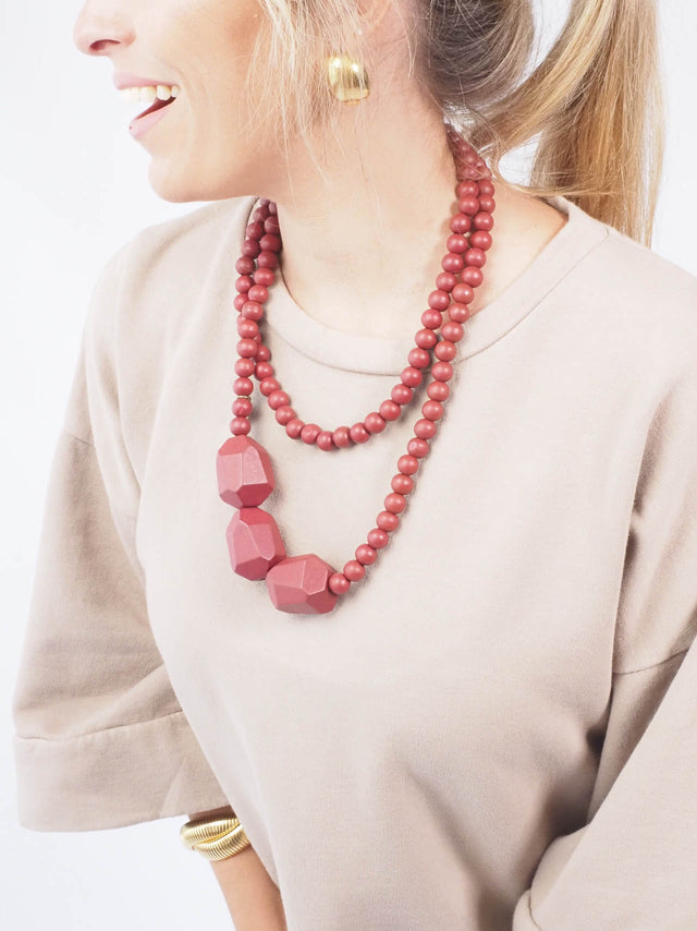 Dê um toque de estilo ao seu look com este colar com bolas pequenas e formas geométricas
