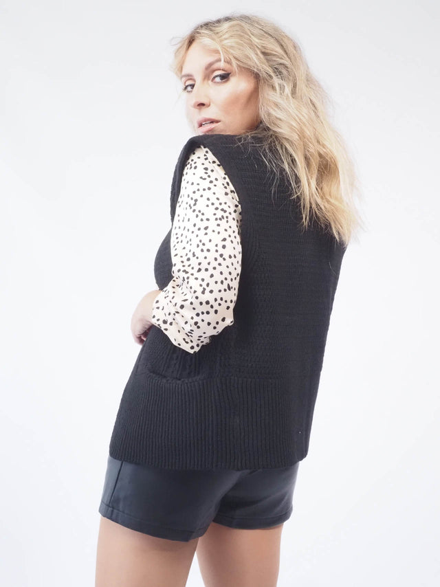 Adicione um toque de estilo ao seu guarda-roupa com um colete de malha
