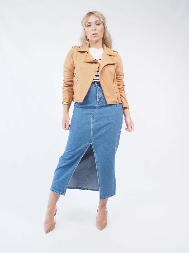 É possível combinar o blusão com vestidos ou calças para criar looks incríveis.