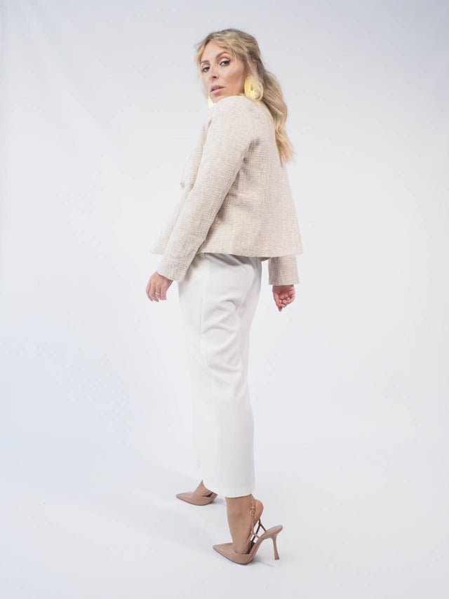 Os casacos tweed são ideais para mulheres jovens que procuram estar na moda durante o inverno.