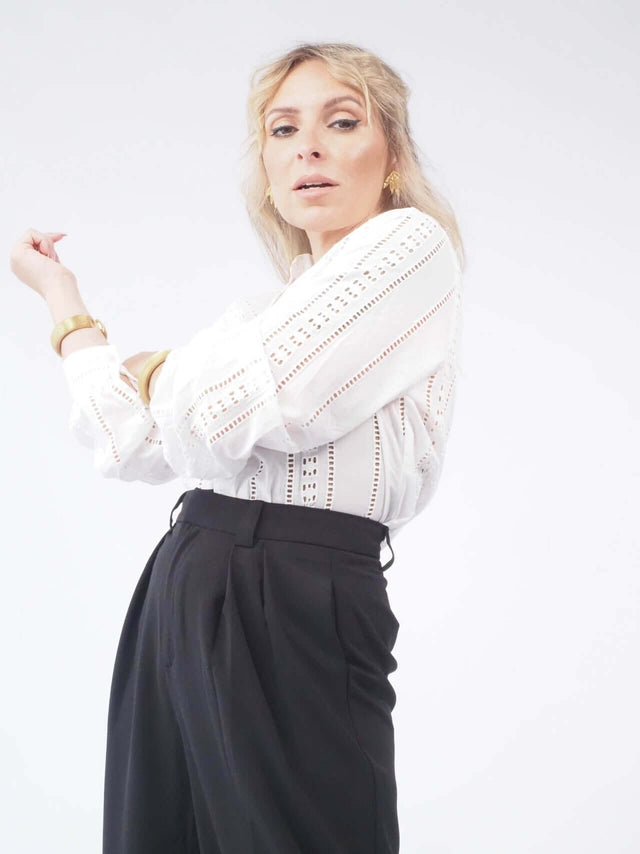 Blusa branca bordada: delicadeza e modernidade em um só look