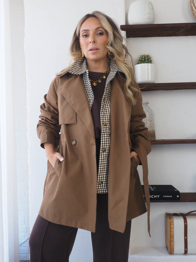 Trench à carreaux et ceinture