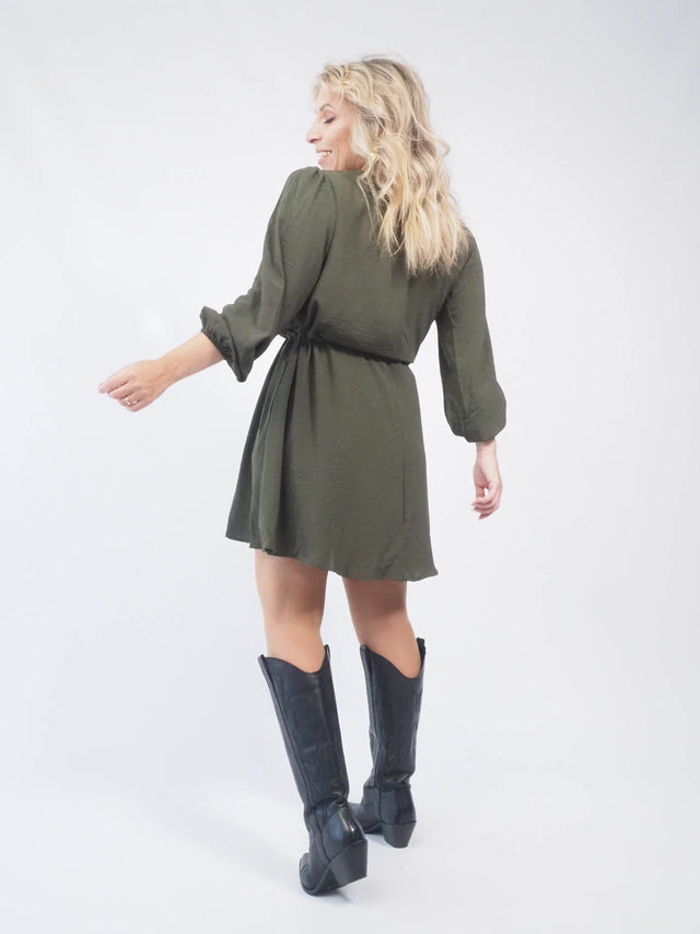 Vestido curto com elástico nas mangas: o ajuste perfeito para destacar a sua beleza.