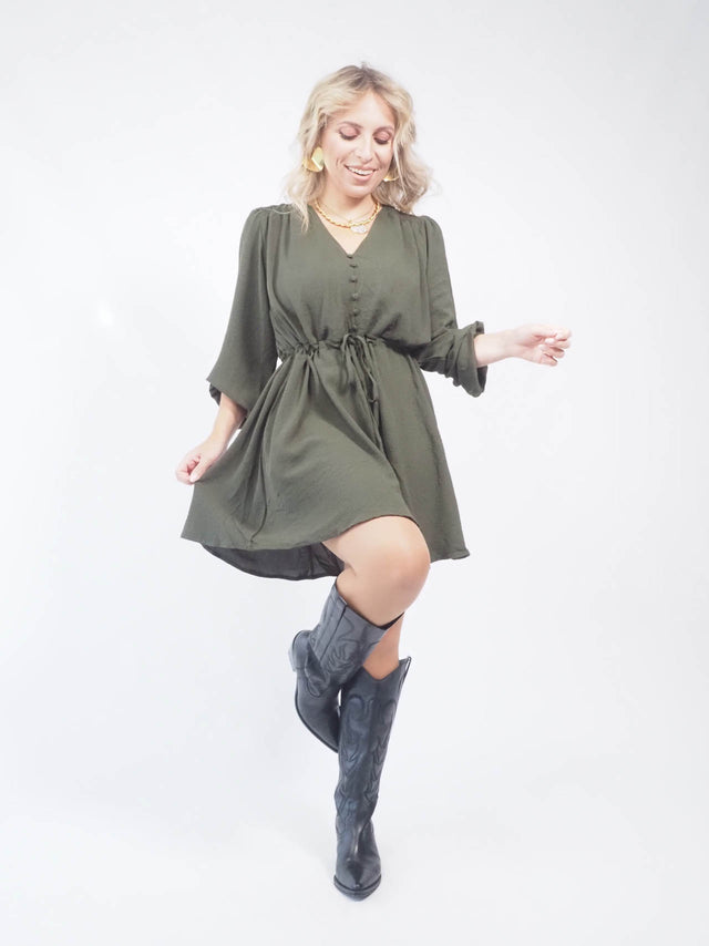 Vestido curto ajustável na cintura: elegância e conforto em um só modelo!