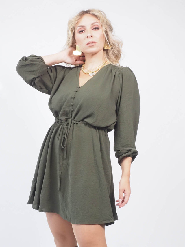 O vestido curto ajustável é perfeito para mulheres que procuram um visual elegante e confortável.