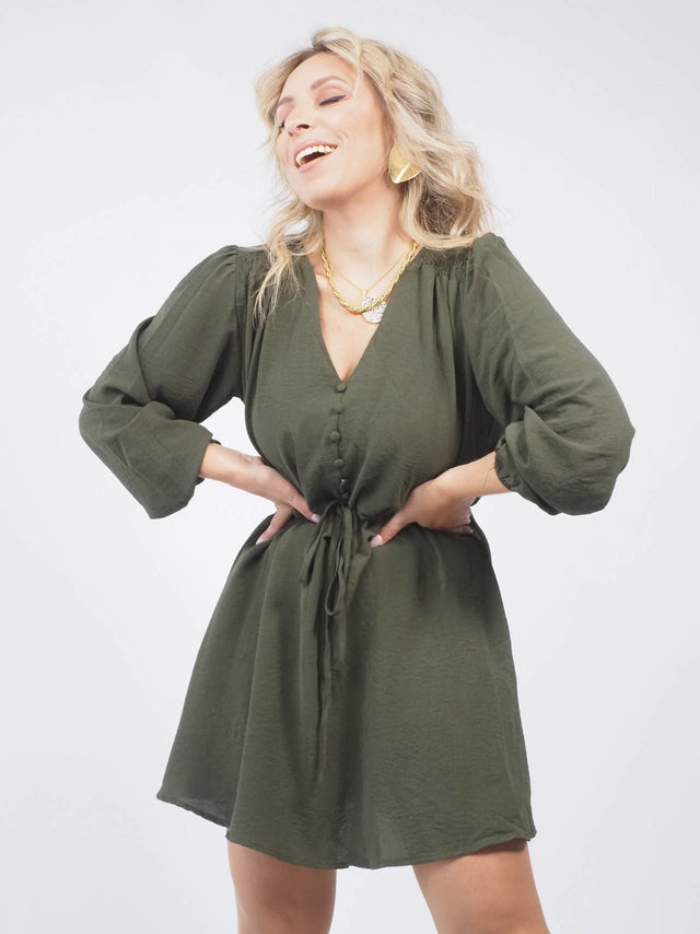 Vestido curto com mangas compridas: estilo e funcionalidade para mulheres modernas.