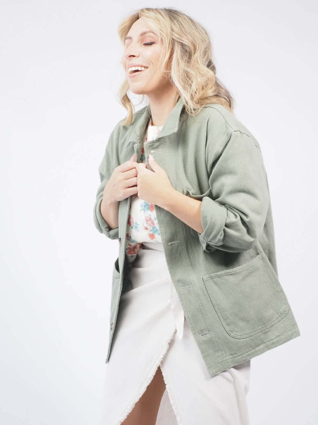 São perfeitos para mulheres jovens que procuram seguir as últimas tendências em casacos de inverno.