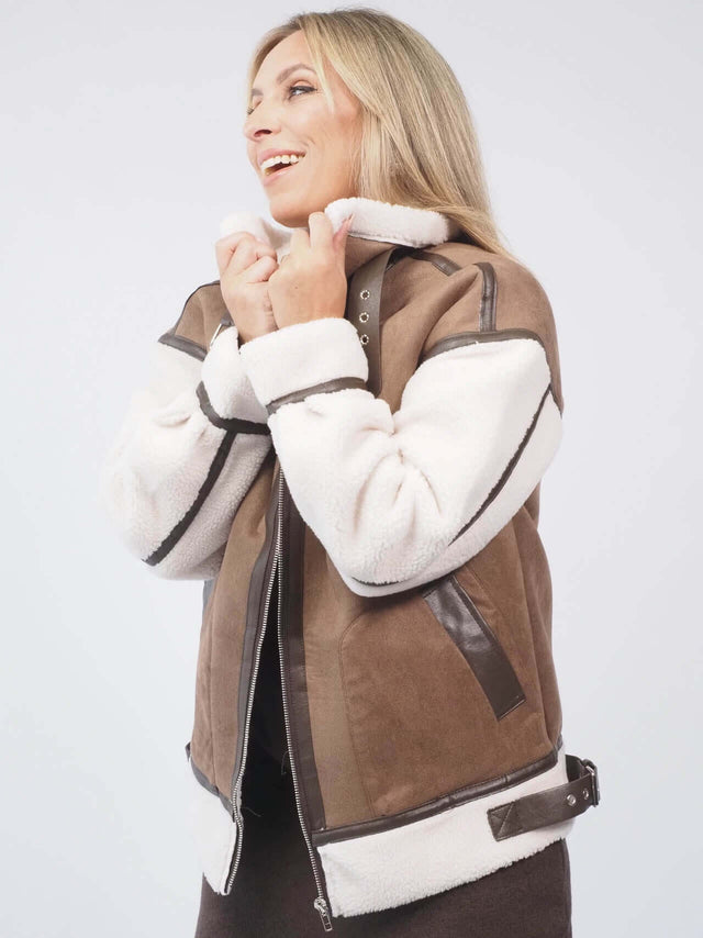 Casaco elegante e contemporâneo: Camurça, mangas compridas e pêlo macio para um look impecável