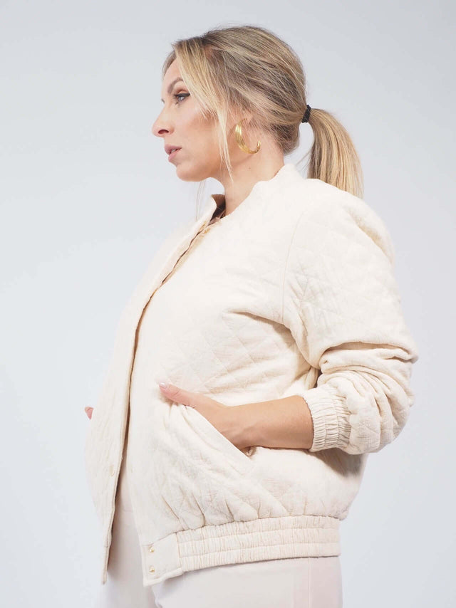 Blusão bomber: a escolha certa para um look moderno e descontraído