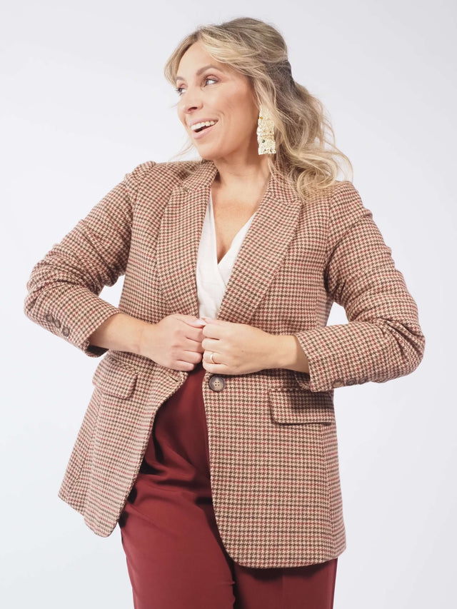 O blazer fazenda apresenta um corte clássico e elegante que se adapta a diversos tipos de corpo.