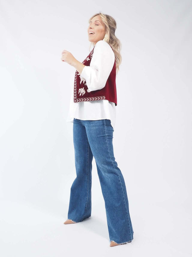Blusa branca com detalhes bordados: peça única para compor diferentes looks