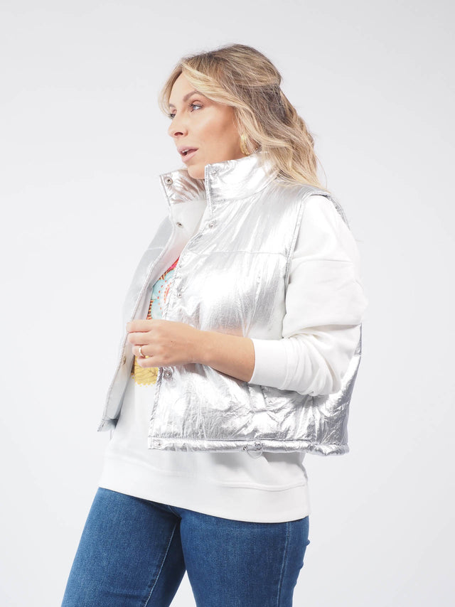 Colete Prateado: Uma Peça Versátil para Looks Modernos