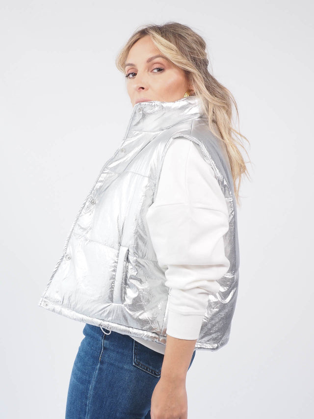 Adicione Brilho ao seu Guarda-Roupa com o Colete Acolchoado Prateado
