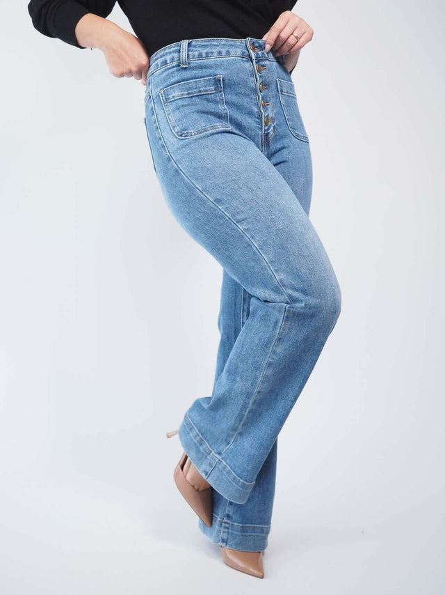 Modernidade e elegância em destaque: aposte nas calças de ganga wide leg para compor o seu look