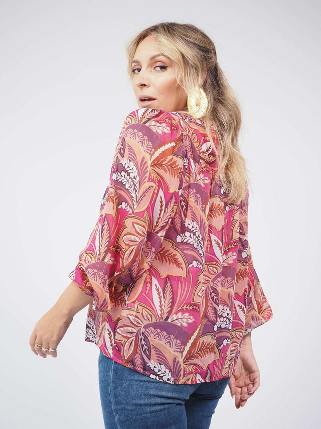 Blusa estampada: A peça moderna e versátil que você precisa ter
