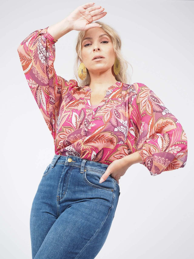 Blusa estampada: A peça moderna e versátil que você precisa ter