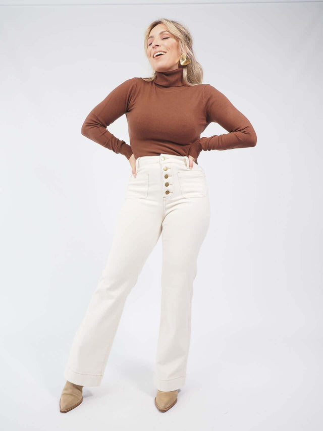 Modernidade e elegância em destaque: aposte nas calças de ganga wide leg para compor o seu look