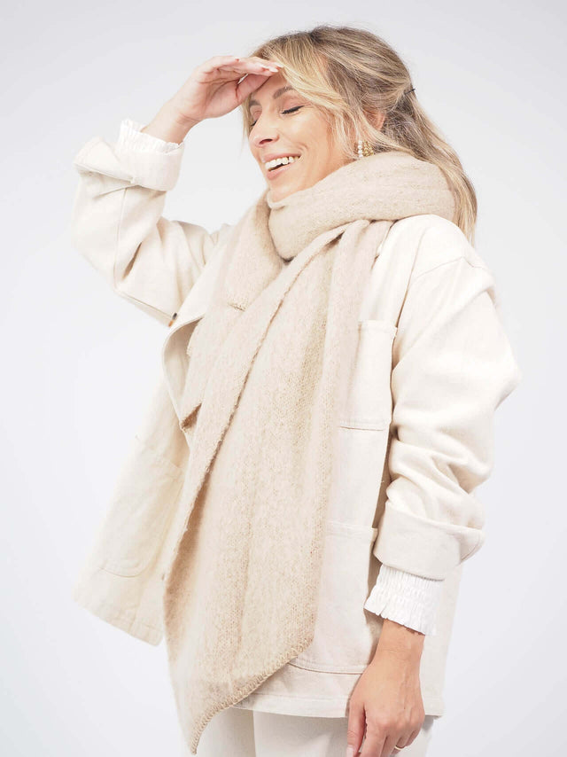 Cachecol de Malha Liso: Conforto e Elegância para os Dias Frios