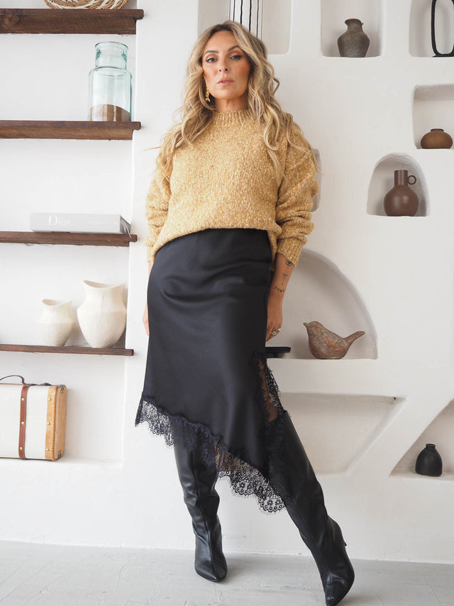 Jupe asymétrique en satin avec dentelle