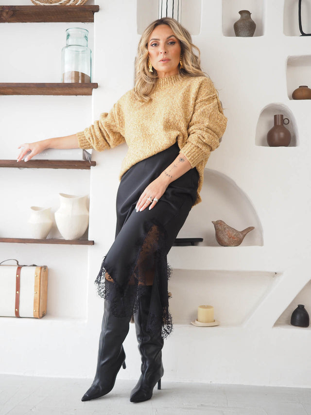 Jupe asymétrique en satin avec dentelle