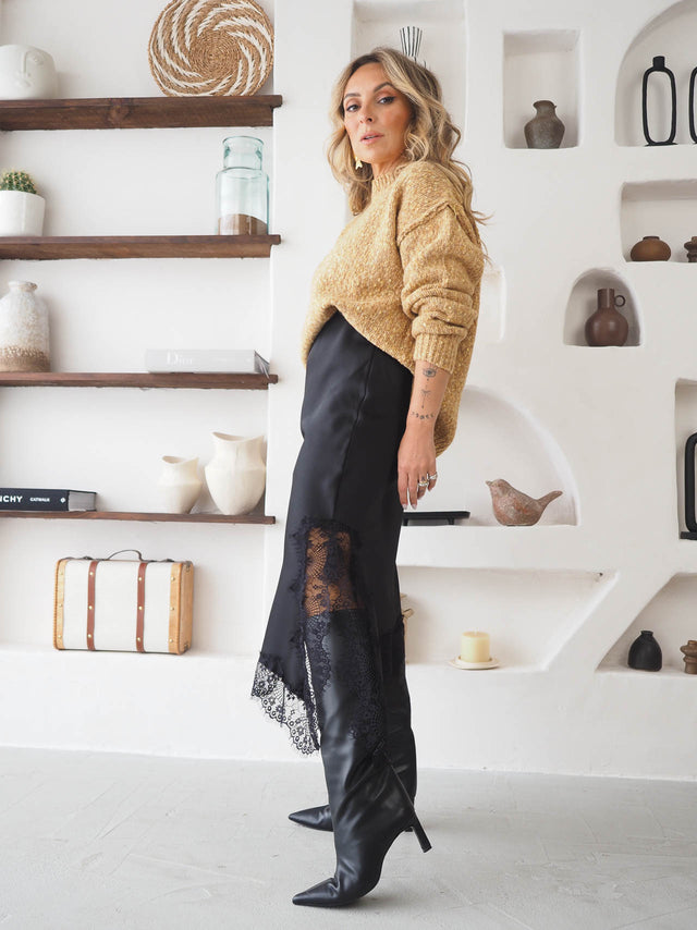 Jupe asymétrique en satin avec dentelle