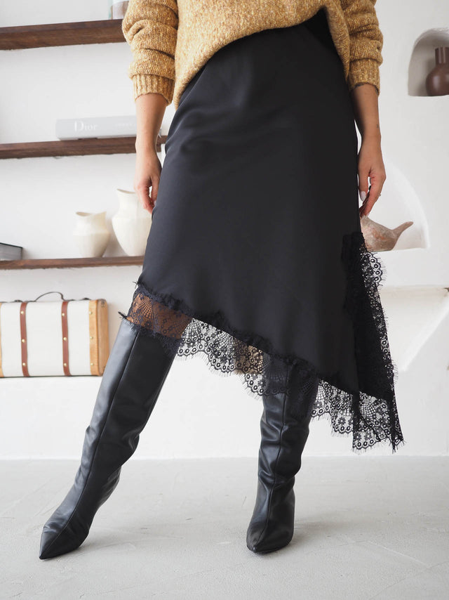 Jupe asymétrique en satin avec dentelle