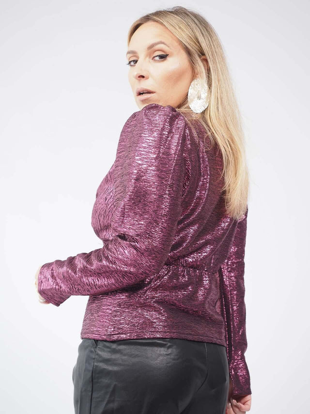 Adicione um toque de elegância ao seu visual com esta blusa rosa, ideal para ocasiões especiais