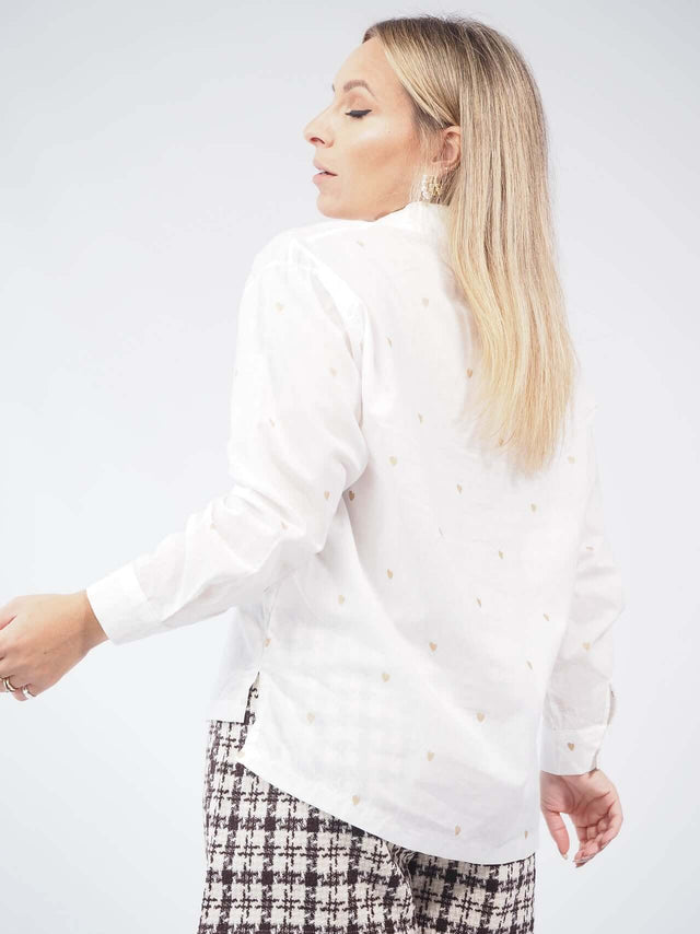 Adicione um toque de elegância ao seu guarda-roupa com a camisa de corações dourados