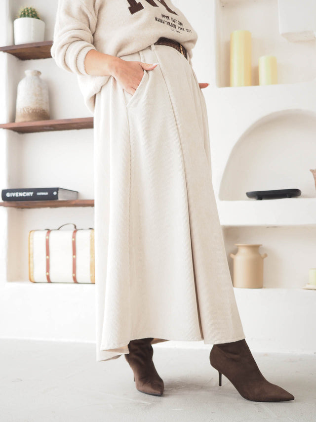 Midi skirt in corduroy velvet.