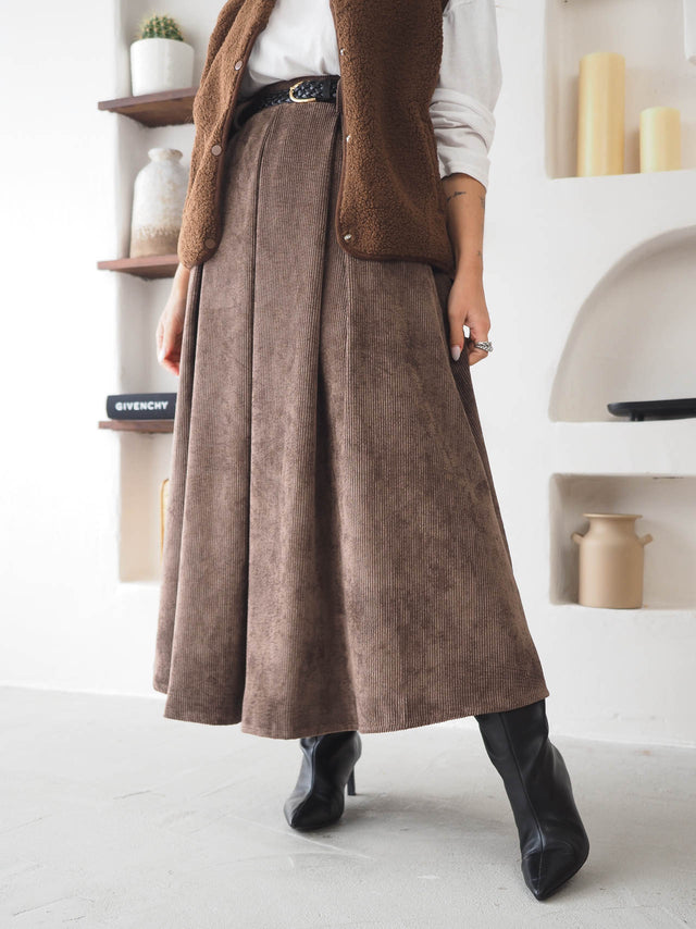 Midi skirt in corduroy velvet.