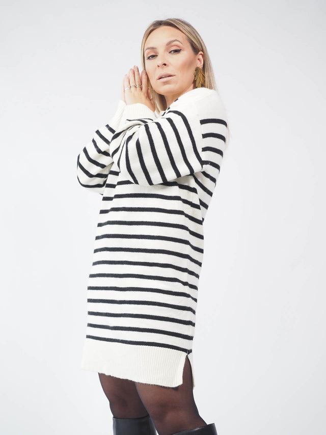 VESTIDO DE MALHA CURTO ÀS RISCAS