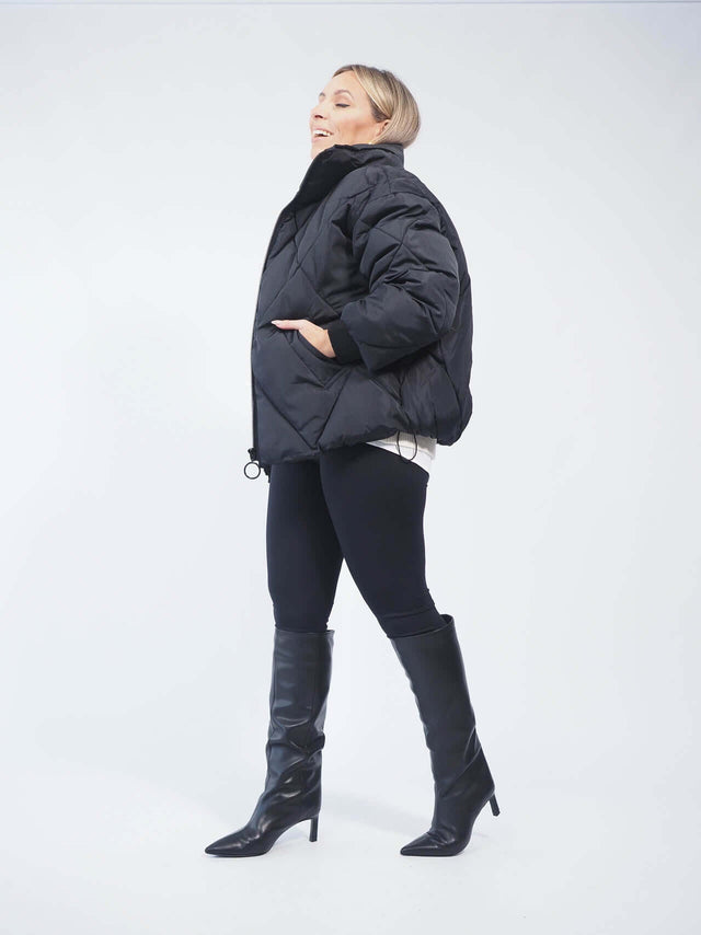 Conheça o Blusão Acolchoado Oversize - Black Peach: conforto e elegância em uma só peça