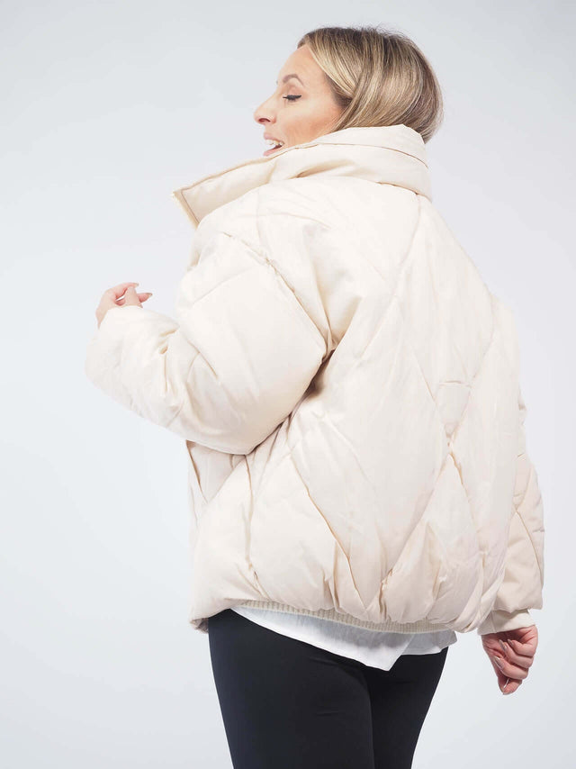 Mantenha-se quente e na moda com o Blusão Acolchoado Oversize