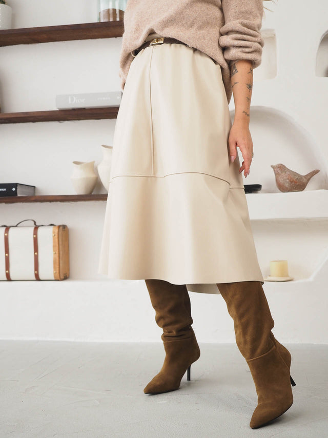 Jupe en similicuir avec ceinture.